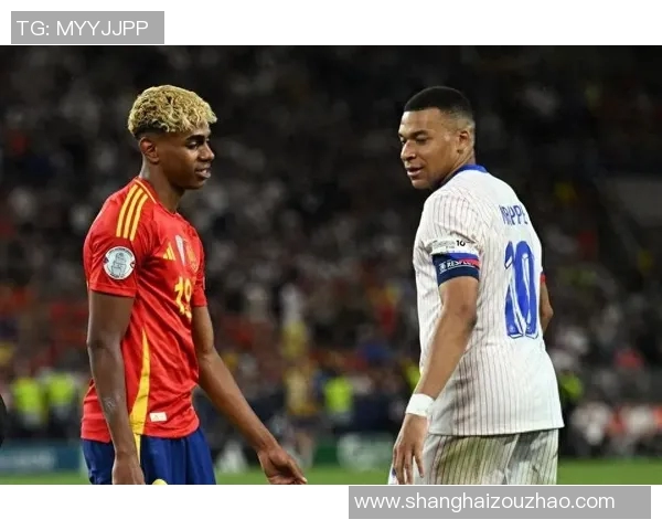 席卷全场的姆巴佩亲切拥抱亚马尔赛后场面温暖感动球迷 席卷全场的姆巴佩亲切拥抱亚马尔赛后场面温暖感动球迷